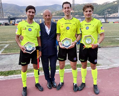 La terna arbitrale della gara inaugurale
