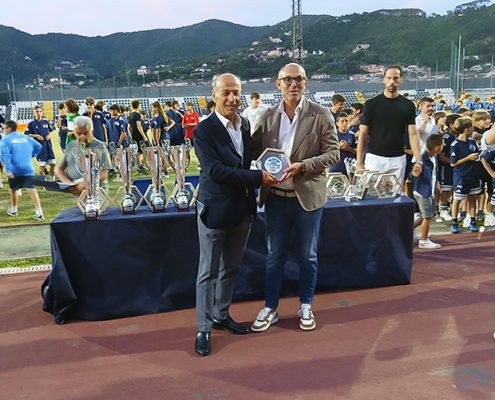Il Presidente Giovanni Bisogno premia Roberto Fabbricatore, Vicesindaco di Roccapiemonte