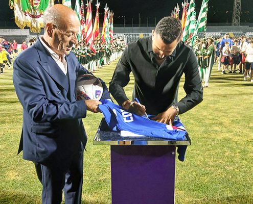 Coda firma la maglia della Sampdoria...